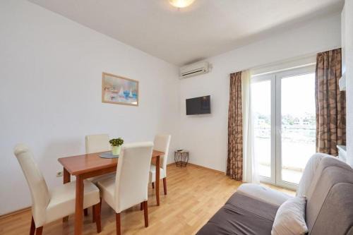Seget Vranjica Apartamento | Apartment in Seget Vranjica with sea view, balcony, air conditioning, WiFi 5052-3