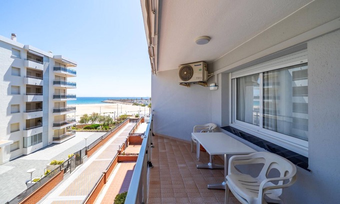 Torredembarra Apartamento | Apartamento en Torredembarra: 2 hab, aire acondicionado, WiFi, aparcamiento, frente al mar