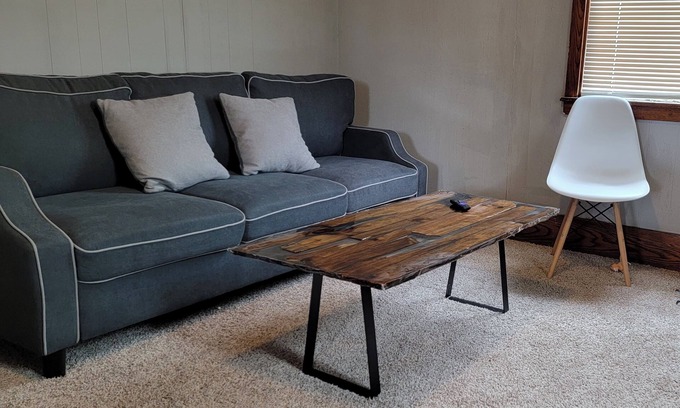 Uniontown Apartamento | Apartment in town, just minutes to Ohiopyle, Laurel Cavern and Nemacolin.