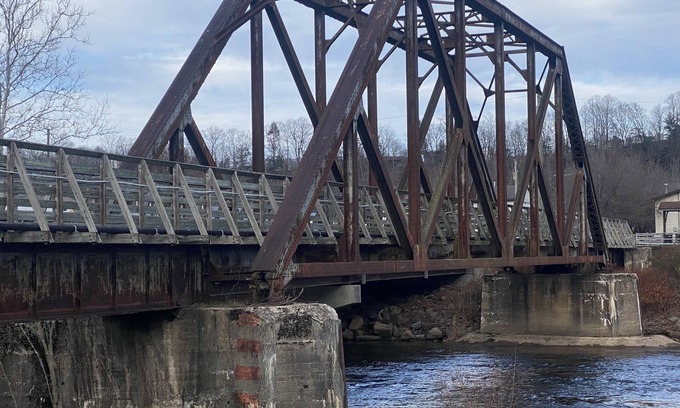 Black Fork Apartamento | Apartment is right beside bike trail and The Shavers Fork River