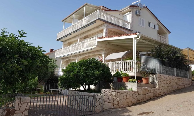 Okrug Gornji Apartamento | Apartamento moderno y confortable con vistas al mar cerca de Trogir