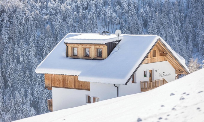 San Martino in Badia Apartamento | Apartamento 'Ciasa Funtanies Sas Dla Crusc' con vistas a la montaña, jardín compartido y Wi-Fi