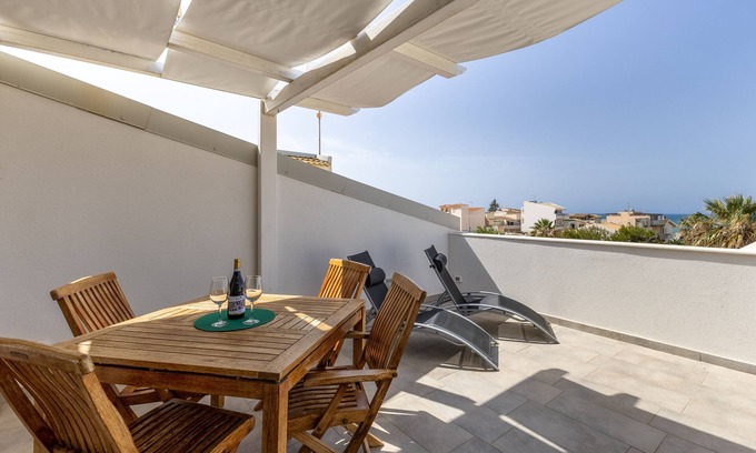 Punta Secca Apartamento | Apartamento 'Appartamento Sole' con vistas al mar, Wi-Fi y aire acondicionado