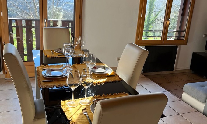 Thyez Apartamento | Apartamento 'Joli T3 À La Montagne' con vistas a la montaña, jardín compartido y balcón
