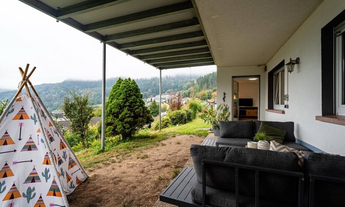 Wolfach Apartamento | Apartamento 'Kinzigtalblick' con vistas a la montaña, terraza privada y Wi-Fi