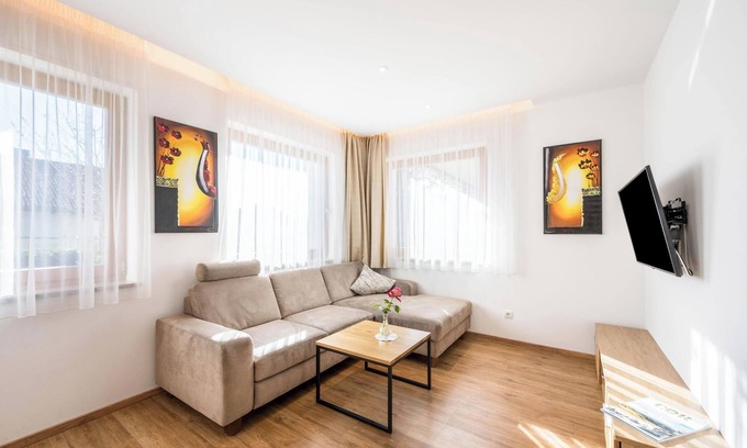 Naz Apartamento | Apartamento "Klementhof App Nr 1" con vistas a la montaña, piscina, Wi-Fi, balcón y jardín