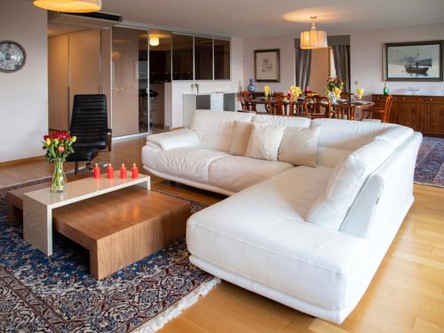 Montreux City Centre Apartamento | Apartment L'Esplanade A1-4 by Interhome