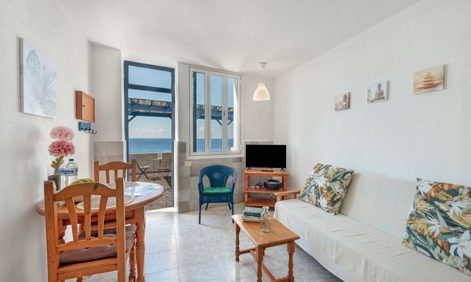 Puerto Naos Apartamento | Apartamento 'La Bayana - 2' con vistas al mar, piscina compartida y Wi-Fi