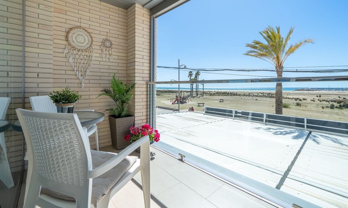 Comarruga Apartamento | Apartamento 'La Calma' con vistas al mar, Wi-Fi y aire acondicionado