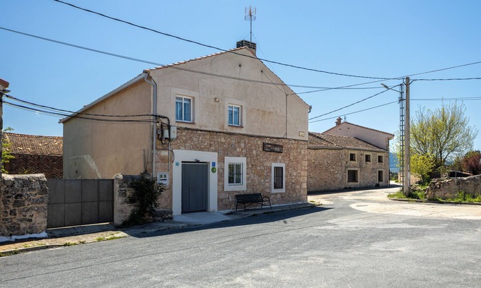 Arahuetes Apartamento | Apartamento 'La Casa De Mis Padres 2' con vistas a la montaña, terraza privada y Wi-Fi