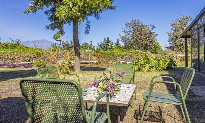 Aci Catena Apartamento | Apartamento 'La Casa Del Fico D'india - Verde' con jardín compartido, Wi-Fi y aire acondicionado.