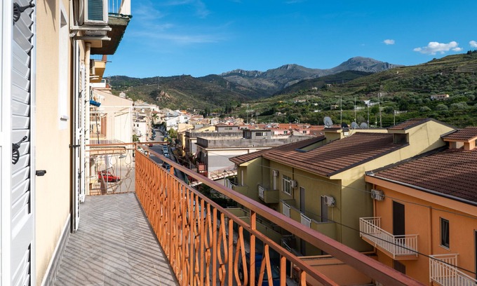 Lascari Apartamento | Apartment 'La Casa Del Cuore' with Mountain View, Wi-Fi and Air Conditioning