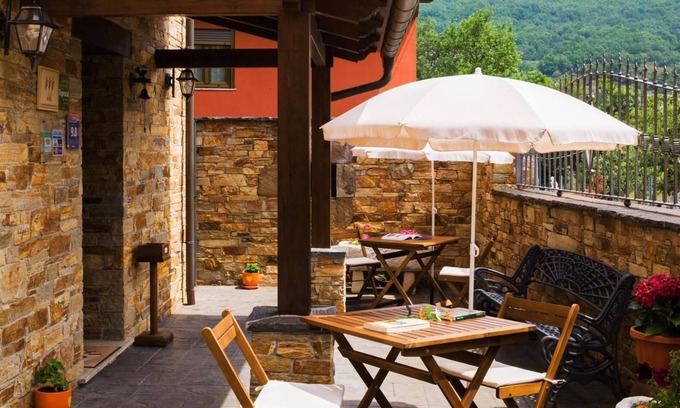 Caboalles de Abajo Casa | Apartamento 'La Alcoba' con vistas a la montaña, piscina compartida y Wi-Fi