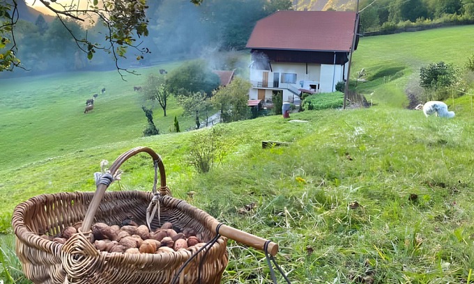Ugine Apartamento | Apartamento 'La Ferme Du Mont Charvin' con vistas a la montaña, terraza privada y balcón