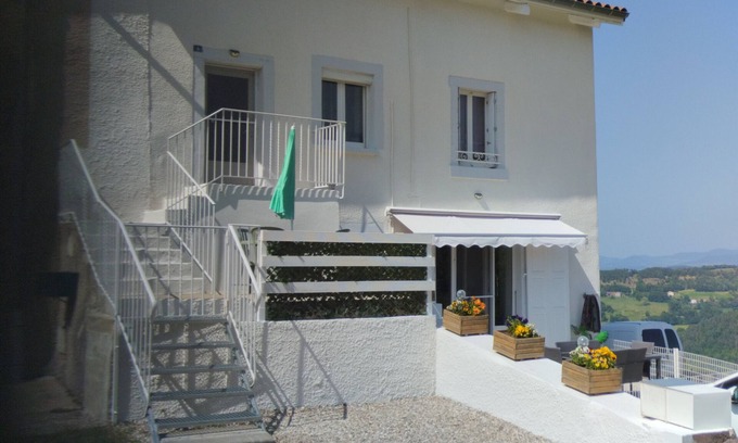 Solignac-sur-Loire Apartamento | Apartamento 'La Vallée De La Loire' con vistas a la montaña, terraza privada y balcón