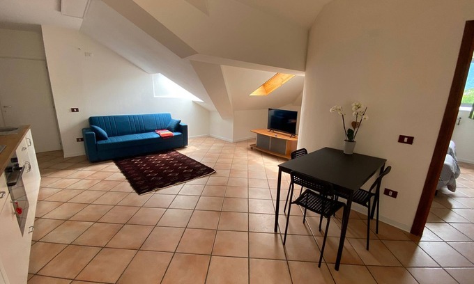Feltre Apartamento | Apartamento 'La Mansarda' con vistas a la montaña, jardín compartido y aire acondicionado