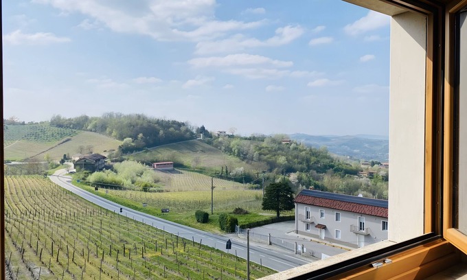 Cassinasco Apartamento | Apartamento 'La Terrazza' con vistas a la montaña, Wi-Fi y aire acondicionado