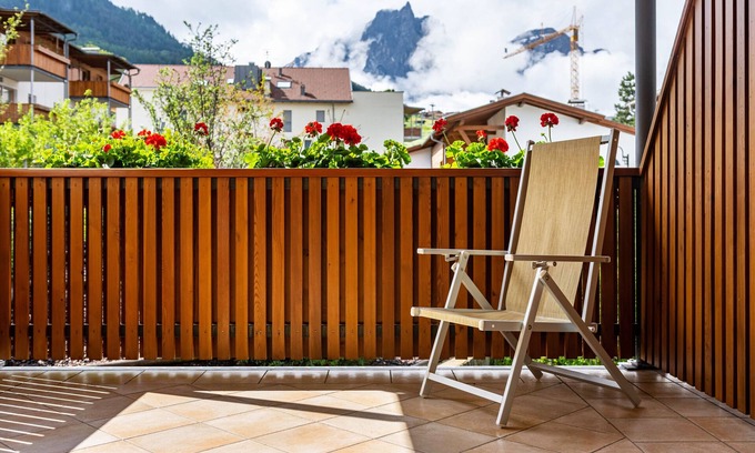 Kastelruth Apartamento | Apartment 'Lafay 4' with Mountain View, Private Terrace and Wi-Fi