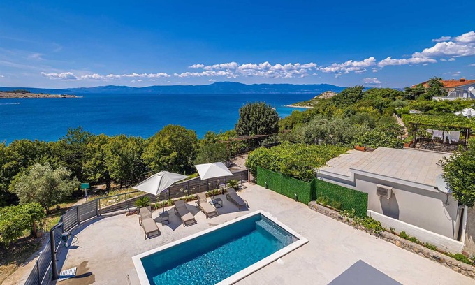 Municipality of Omisalj Apartamento | Apartment LAMAR with private pool and sea view