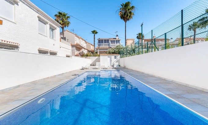 Torrevieja Apartamento | Apartamento 'Las Calas Deluxe B' con piscina compartida, terraza privada y Wi-Fi