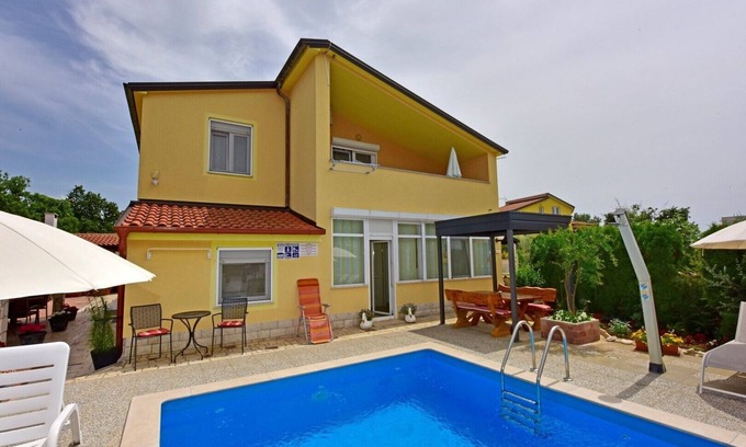Nova Vas Apartamento | Laura / Apartment D with Balcony and Garden View