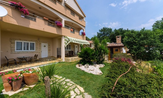 Municipality of Posedarje Apartamento | Bonito apartamento con vistas al mar, jardín y terraza, conexión Wi-Fi gratuita.