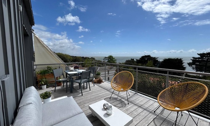 Pornic Apartamento | Apartamento 'Le Cèdre' con vistas al mar, terraza privada y Wi-Fi