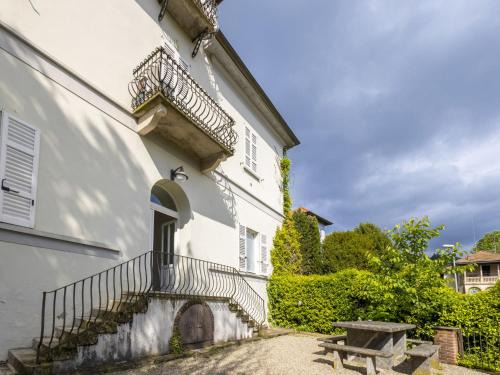 Meina Apartamento | Apartment Le Gemme-1 by Interhome