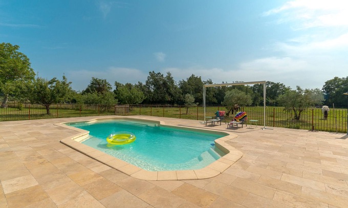 Mallemort Apartamento | Apartamento 'Le Pas Des Lanciers' con piscina compartida, terraza privada y jardín privado