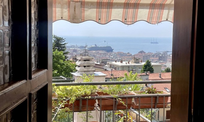 San Giovanni-Chiadino-Rozzol Apartamento | Apartamento 'Le Pergole' con vistas al mar, Wi-Fi y aire acondicionado