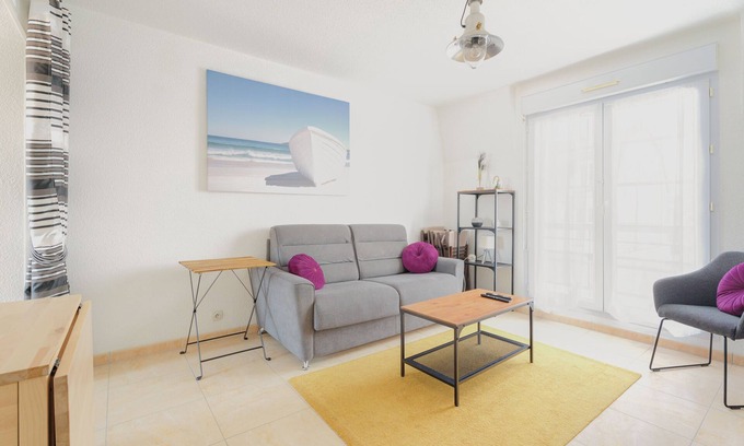 Saint-Martin de Brehal Apartamento | Apartamento 'Le Saint Martin' con vistas al mar, balcón y Wi-Fi