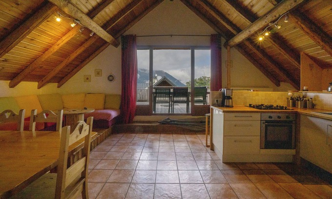 Albiez-le-Vieux Apartamento | Apartamento 'Les Combles' con vistas a la montaña, terraza privada y Wi-Fi