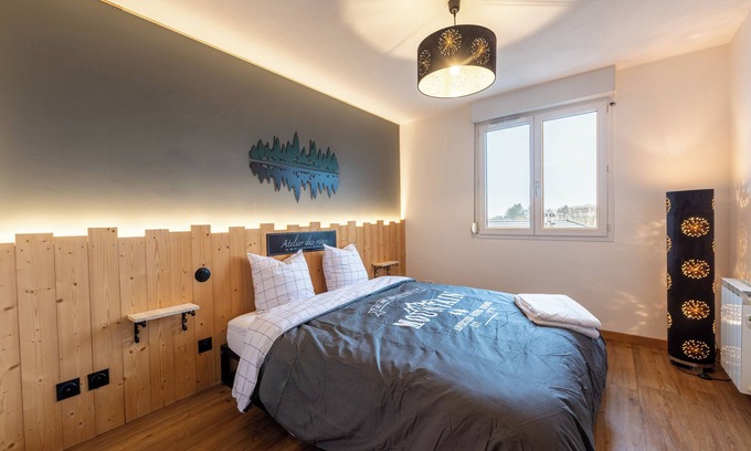 Albertville Apartamento | Apartamento 'Les Cèdres Bleus' con vistas a la montaña y balcón