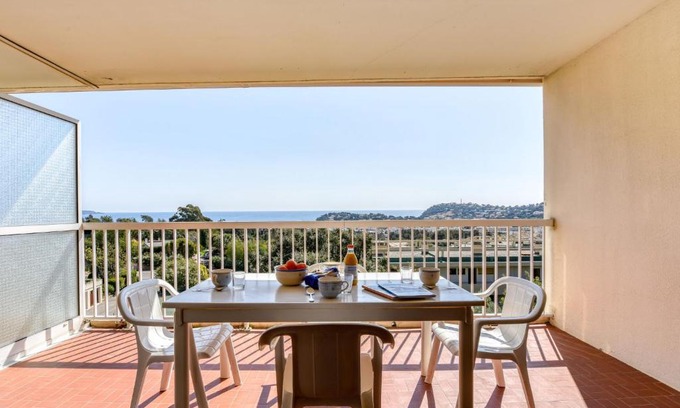 Cavalaire-sur-Mer Apartamento | Apartment Les Mimosas-1 by Interhome