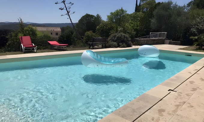 Cotignac Apartamento | Apartment 'Les Tarentes' with Mountain View, Shared Pool and Wi-Fi