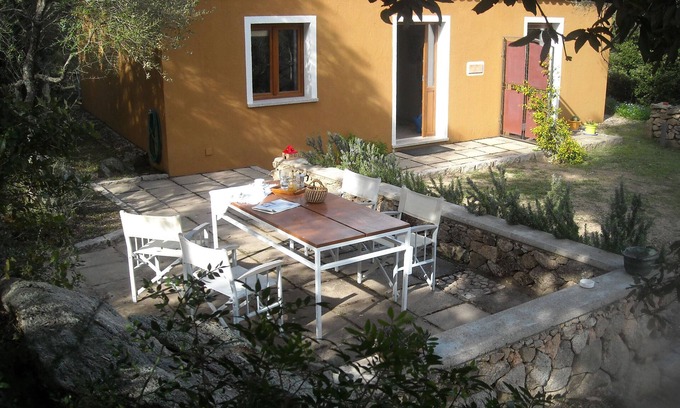 Aglientu Apartamento | Apartamento 'Li Licci' con piscina compartida, terraza privada y aire acondicionado