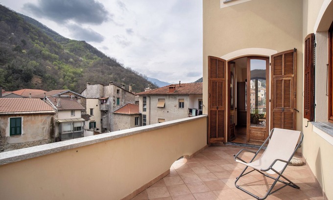 Vessalico Apartamento | Apartamento 'Lilli' con vistas a la montaña, terraza privada y Wi-Fi