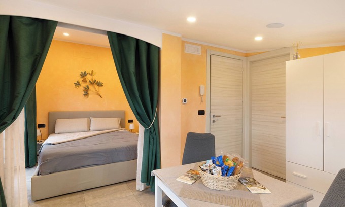 Peveragno Apartamento | Apartamento 'Lovely 1 Bedroom' con vistas a la montaña, Wi-Fi y aire acondicionado.