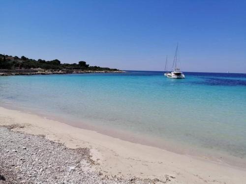 Drvenik Mali Apartamento | Apartment Lucija on the sandy beach