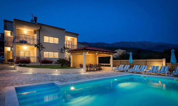 Zrnovnica Apartamento | Apartment Lucija with private 40m2 pool near Split