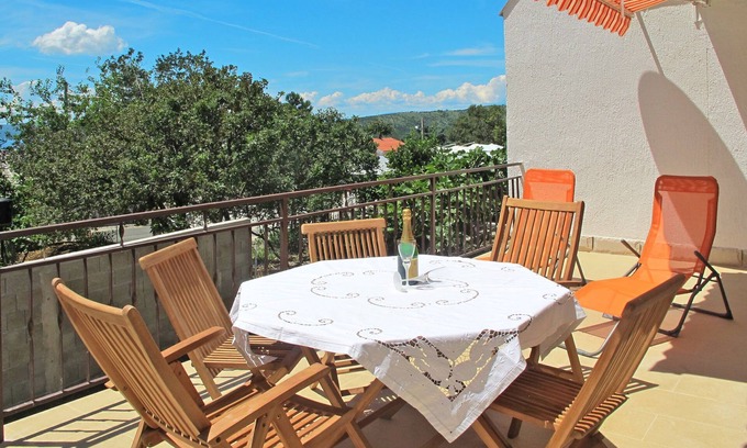 Novi Vinodolski Apartamento | Apartamento Luka by Interhome