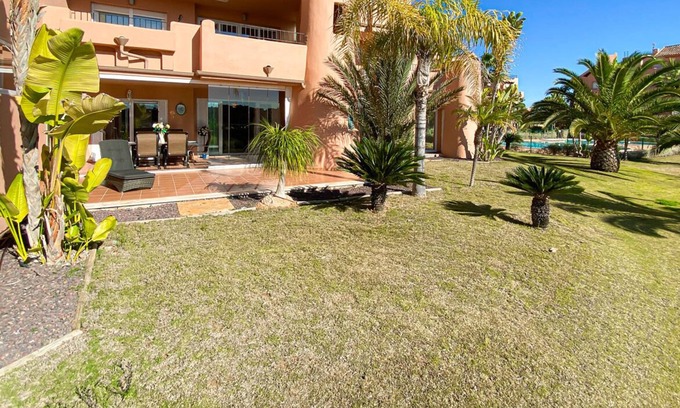 Los Martínez Apartamento | Apartamento "Planta baja de lujo orientada al sur" con vistas al lago, piscina y Wi-Fi