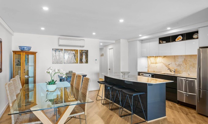 Scarborough Apartamento | Apartment M305 - a popular beachside apartment!