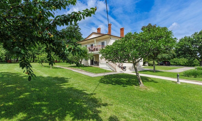 Modrusani Apartamento | Apartamento Macini by Interhome