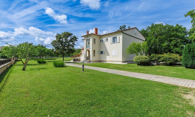 Modrusani Apartamento | Apartamento Macini by Interhome