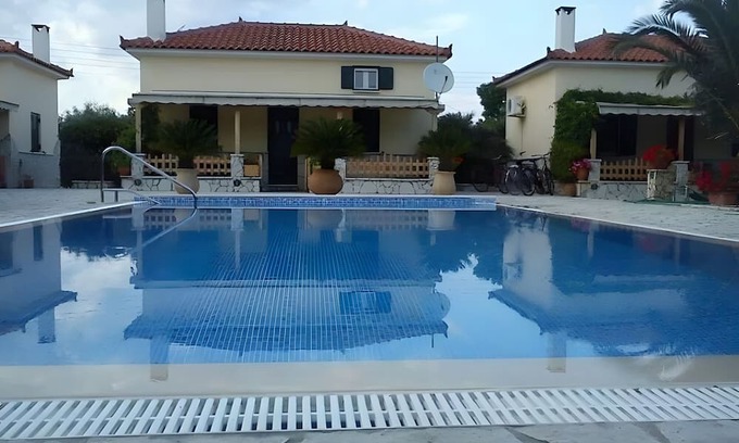Paralio Astros Apartamento | Apartment 'Maisonette with Private Patio 1' with Mountain View, Wi-Fi and Air Conditioning
