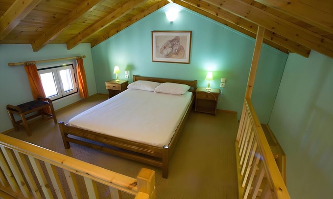 Paralio Astros Apartamento | Apartment 'Maisonette with Private Patio 5' with Mountain View, Wi-Fi and Air Conditioning