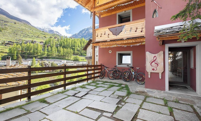 Cogne Apartamento | Apartamento 'Maison De La Musique' con vistas a la montaña, terraza compartida y Wi-Fi