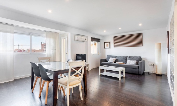 La Carrasca Apartamento | Apartamento 'Malvarrosa' con balcón y Wi-Fi