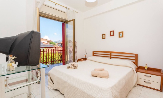 Fondachello Apartamento | Apartamento 'Mamma Maria' con Vista a la Montaña y Balcón
